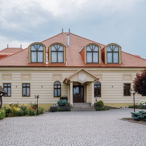 RELAXARE ÎNTRE ZIDURILE UNUI CONAC ISTORIC