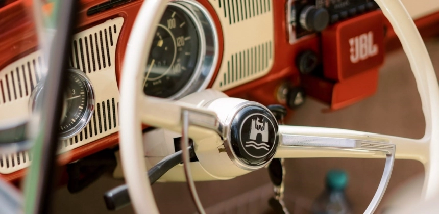 STÍLUSOS SÉTAAUTÓZÁS SOFŐRREL EGY OLDTIMER VW BOGÁRBAN