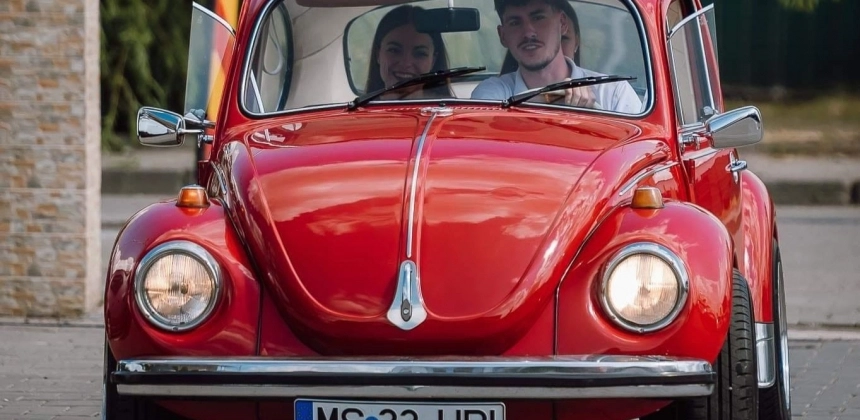 STÍLUSOS SÉTAAUTÓZÁS SOFŐRREL EGY OLDTIMER VW BOGÁRBAN