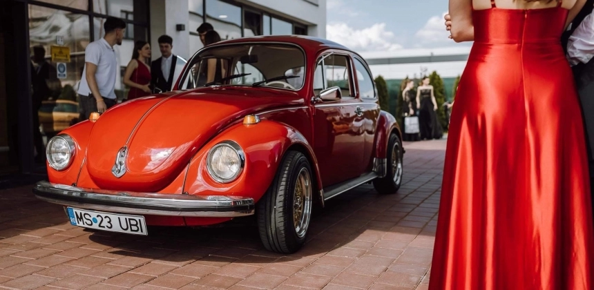 STÍLUSOS SÉTAAUTÓZÁS SOFŐRREL EGY OLDTIMER VW BOGÁRBAN