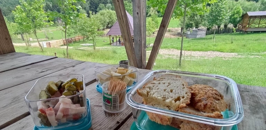 EXCURSIE CU E-BIKE LA VALEA ZÂNELOR, CU PICNIC