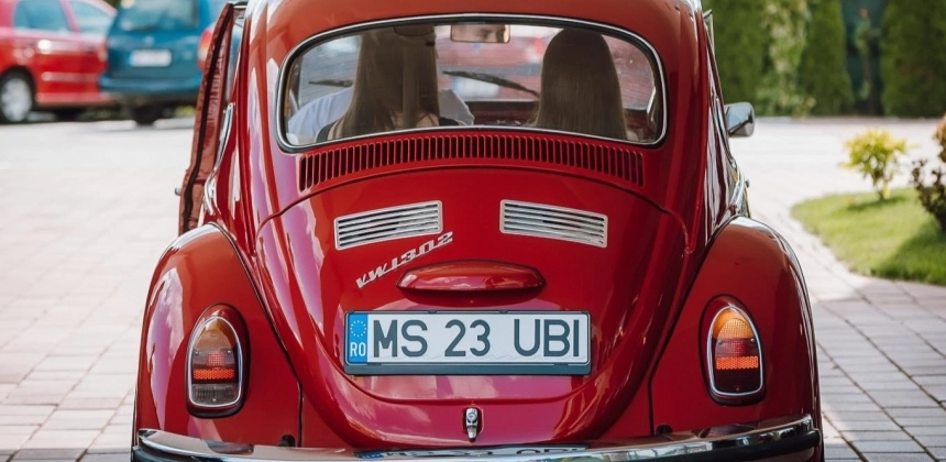 PLIMBARE CU STIL ÎNTR-O MAȘINĂ DE EPOCĂ VW BEETLE CU ȘOFER