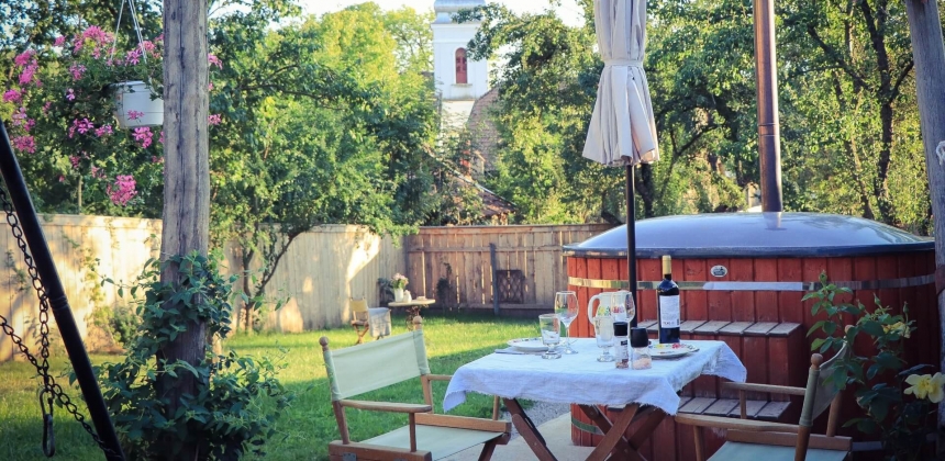 ROMANTIKUS SZÁLLÁS HÁLÓSZEKÉRBEN PEZSGŐFÜRDŐVEL