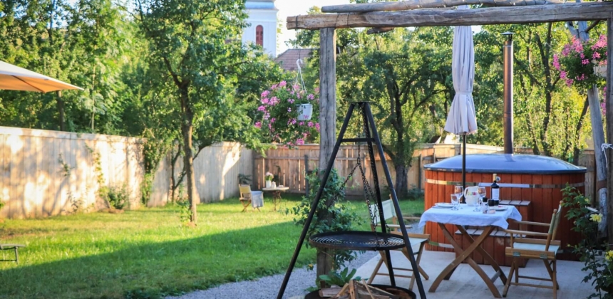 ROMANTIKUS SZÁLLÁS HÁLÓSZEKÉRBEN PEZSGŐFÜRDŐVEL
