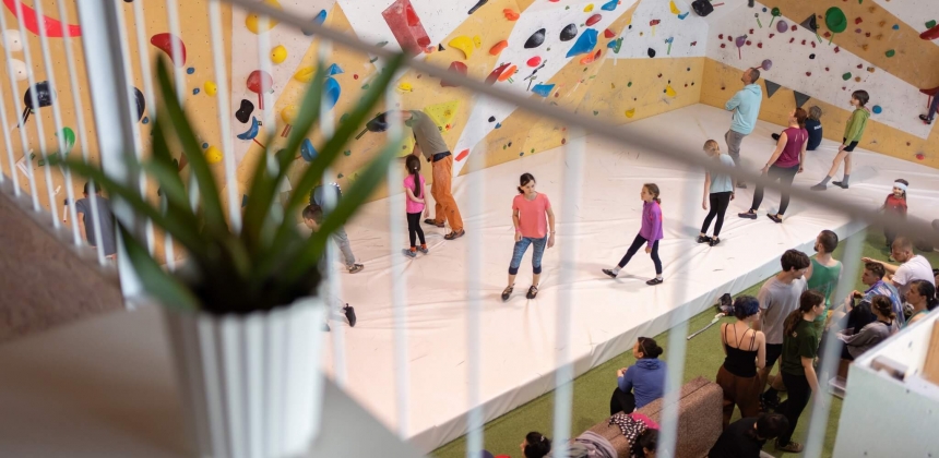 FORȚĂ ȘI FOCUS – ABONAMENT BOULDERING LA ADRENALIN CLIMBING GYM