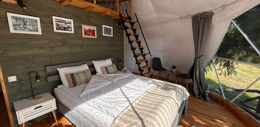 PANORÁMÁS GLAMPING ÉLMÉNY A FENYVESEK KÖZÖTT
