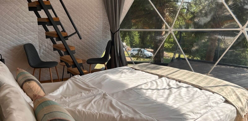 PANORÁMÁS GLAMPING ÉLMÉNY A FENYVESEK KÖZÖTT